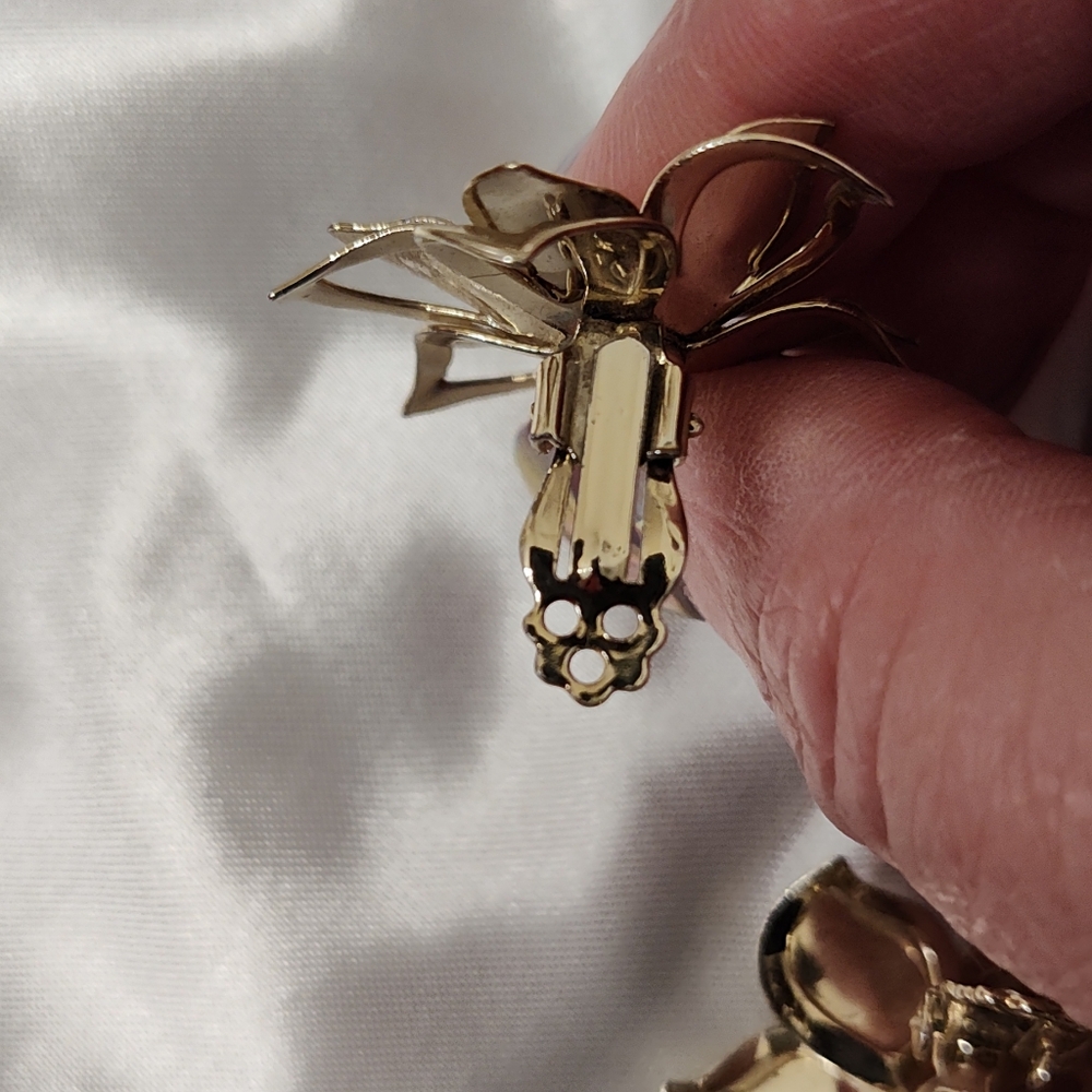 Vintage Sensational Mid Century Golden Flower Clip On Earrings in Mint Condition - Picture 5 of 5